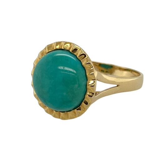 Add bold colour and timeless elegance to your collection with this pre-owned 18ct yellow gold turquoise set ring—an eye-catching piece with classic appeal.
Design: The ring features a striking turquoise-coloured stone measuring approximately 11mm in diameter, creating a vibrant focal point with a smooth, polished finish.
Material: Made from 18-carat yellow gold, the polished finish enhances the richness of the metal while beautifully complementing the bright blue tones of the stone.