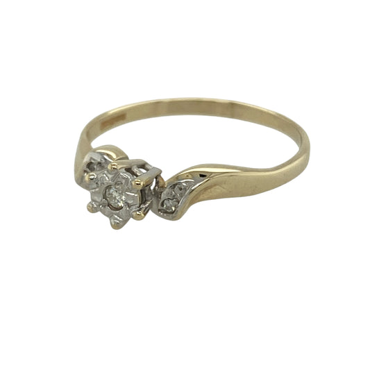 Add elegant sparkle and graceful design to your collection with this pre-owned 9ct yellow gold diamond illusion set solitaire twist ring—an effortlessly stylish piece with timeless appeal.
Design: The ring features a central illusion-set diamond, enhanced by a delicate twist design that draws the eye and creates the appearance of a larger, more brilliant stone.
Material: Made from 9-carat yellow gold, the polished finish enhances the warmth of the metal while complementing the sparkle of the diamond.