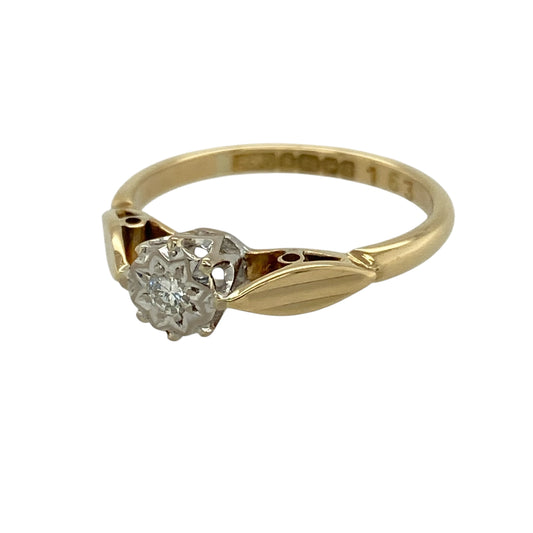 Add classic elegance and enhanced sparkle to your collection with this pre-owned 18ct yellow gold diamond illusion set solitaire ring—an effortlessly stylish piece with timeless appeal.
Design: The ring features a central diamond in an illusion setting, designed to maximise light reflection and create the appearance of a larger, more brilliant stone.
Material: Made from 18-carat yellow gold, the polished finish enhances the rich warmth of the metal while complementing the sparkle of the diamond.