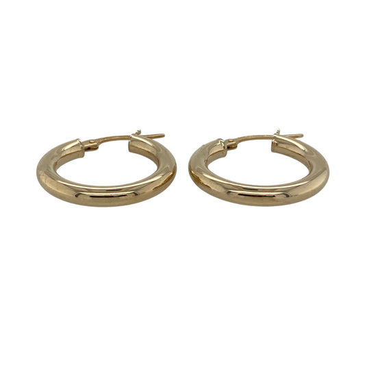 Add timeless simplicity and everyday elegance to your collection with these pre-owned 9ct yellow gold plain hoop creole earrings—an effortlessly stylish pair with classic appeal.
Design: The earrings feature a traditional plain hoop creole shape with an approximate diameter of 21mm, offering a clean and versatile look that never goes out of style.
Material: Made from 9-carat yellow gold, the polished finish enhances the warm tone of the metal and provides a smooth, refined shine.