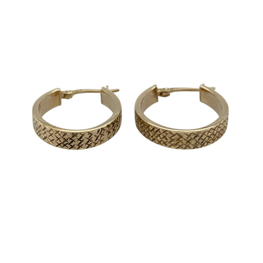 Add stylish texture and timeless elegance to your collection with these pre-owned 9ct yellow gold textured criss cross patterned oval creole earrings—an eye-catching pair with classic appeal.
Design: The earrings feature an oval creole shape with a criss cross patterned texture, creating a dynamic, light-catching finish that adds depth and visual interest.
Material: Made from 9-carat yellow gold, the polished and textured finish enhances the warmth of the metal while highlighting the intricate design.