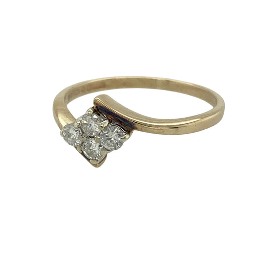 Bring delicate sparkle and modern styling to your collection with this pre-owned 9ct yellow gold diamond four stone cluster wrap over ring, featuring a graceful design with eye-catching detail—perfect for everyday wear or special occasions.
Design: The ring features a wrap over style with a four stone diamond cluster at the front, measuring approximately 7mm in height, creating a compact yet sparkling focal point.