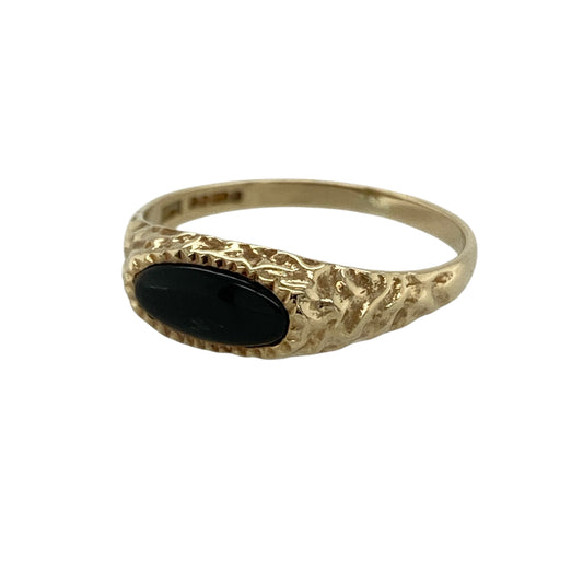 Bring classic contrast and timeless style to your collection with this pre-owned 9ct yellow gold onyx signet ring, featuring a sleek centre stone and decorative detail—perfect for everyday wear or a refined statement piece.
Design: The ring showcases an 8mm by 4mm oval onyx stone at the centre, framed by a patterned surround that adds texture and a traditional signet style finish.