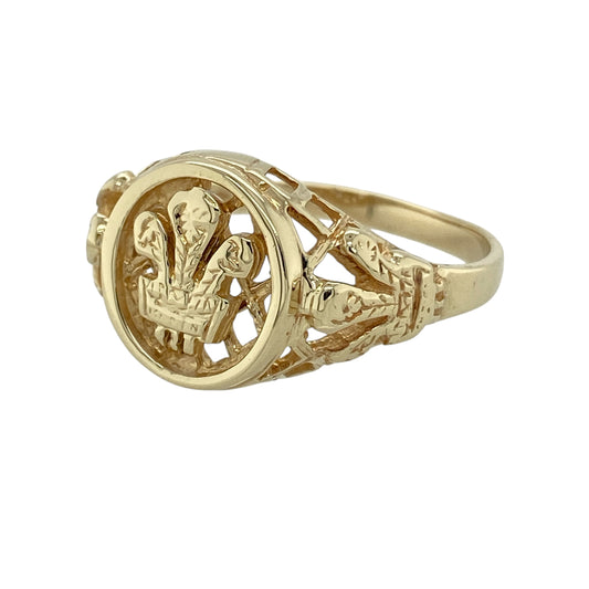 Bring heritage style and bold character to your collection with this pre-owned 9ct yellow gold Welsh Three Feathers oval open signet ring, featuring a symbolic design with timeless appeal—perfect for everyday wear or a standout statement piece.
Design: The ring showcases an oval open signet face measuring approximately 13mm in height, featuring the iconic Welsh Three Feathers motif for a distinctive and recognisable look.