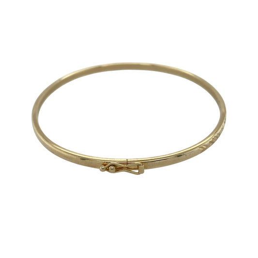 Bring classic elegance and everyday versatility to your collection with this pre-owned 9ct yellow gold patterned hinged bangle, featuring a refined design with subtle detail—perfect for effortless styling.
Design: The bangle features a slim profile measuring approximately 3mm in width, finished with a delicate patterned design that adds texture and visual interest while maintaining a classic look.