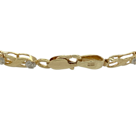 Bring stylish detail and subtle sparkle to your collection with this pre-owned 9ct yellow gold diamond set kiss patterned bracelet, featuring a symbolic design with timeless appeal—perfect for everyday wear or a meaningful gift.
Design: The bracelet features a repeating kiss “X” pattern design with a link width of approximately 4mm, accented with sparkling diamonds for an elegant and eye-catching finish.