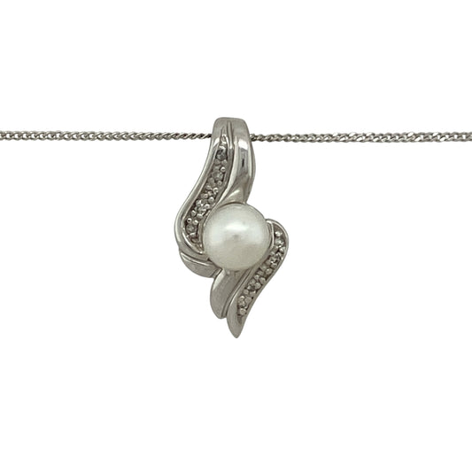 Bring timeless elegance and graceful detail to your collection with this pre-owned 9ct white gold diamond and pearl twist pendant necklace, featuring a classic design with refined sparkle—perfect for everyday wear or special occasions.
Design: The pendant features a flowing twist design measuring approximately 2cm in length, set with sparkling diamonds and centred with a 6mm pearl, suspended from an 18" curb chain for a balanced and elegant finish.