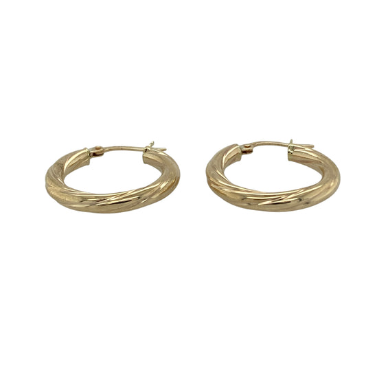 Bring timeless style and subtle texture to your collection with these pre-owned 9ct yellow gold twisted hoop creole earrings, featuring a classic design with elegant detail—perfect for everyday wear or effortless styling.
Design: The earrings feature a traditional hoop creole shape with a twisted finish, creating a light-catching and eye-catching look while maintaining a timeless silhouette.