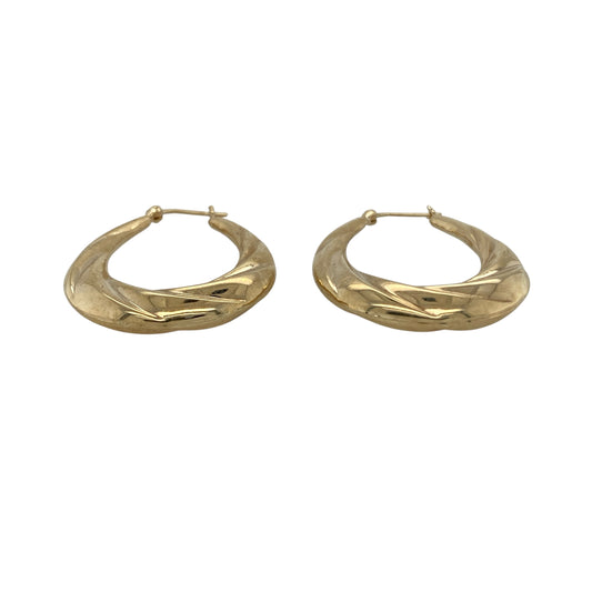 Bring timeless elegance and stylish texture to your collection with these pre-owned 9ct yellow gold twisted oval creole earrings, featuring a classic design with eye-catching detail—perfect for everyday wear or effortless styling.
Design: The earrings feature an oval creole hoop shape with a twisted finish, creating a graceful and light-catching look with added depth and dimension.
