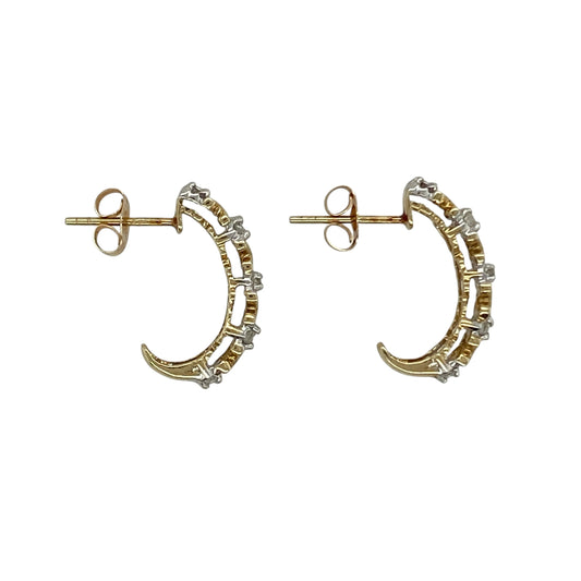 Bring contemporary style and elegant sparkle to your collection with these pre-owned 9ct yellow gold diamond set curved bar stud earrings, featuring a distinctive X-patterned design with timeless appeal—perfect for everyday wear or modern styling.
Design: The earrings feature a curved bar shape with an eye-catching X-patterned design, accented with sparkling diamonds for a refined and stylish finish.