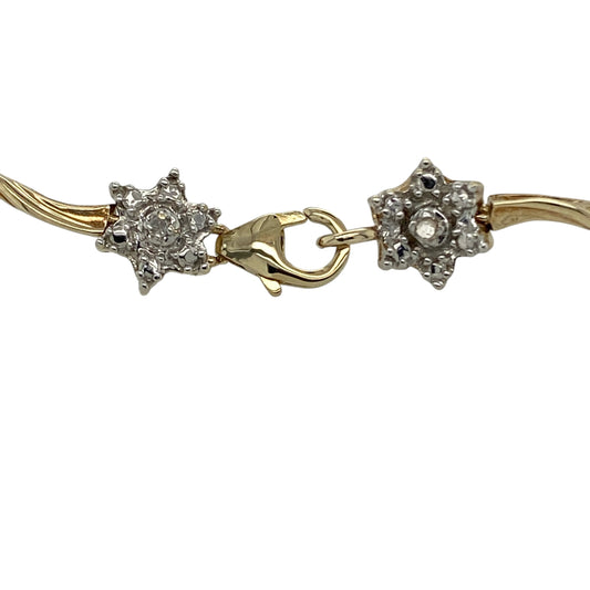 Bring timeless sparkle and elegant styling to your collection with this pre-owned 9ct yellow gold diamond cluster bracelet, featuring a classic design with eye-catching brilliance—perfect for special occasions or everyday sophistication.
Design: The bracelet features a series of sparkling diamond clusters, each measuring approximately 8mm in diameter, creating a refined and elegant look with impressive visual impact.