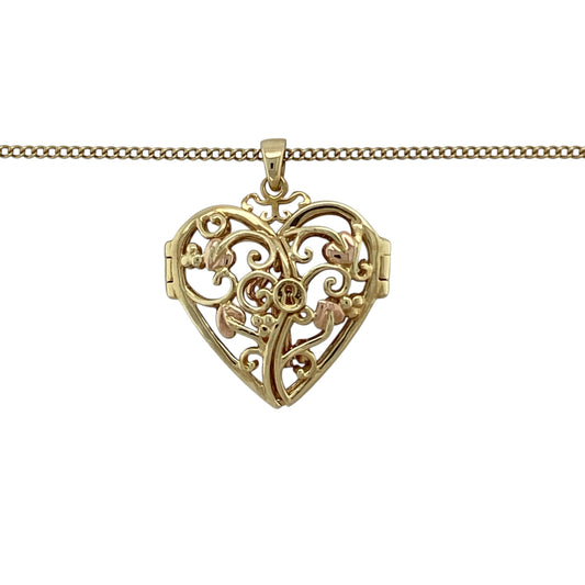 Bring romantic symbolism and timeless elegance to your collection with this pre-owned 9ct yellow gold Clogau Kensington heart key locket necklace, featuring a beautifully detailed design with meaningful appeal—perfect for everyday wear or a heartfelt gift.
Design: The necklace features a heart-shaped locket pendant measuring approximately 2.5cm in length including the bail, which opens to reveal a delicate key at the centre, suspended from an 18" Clogau curb chain for a refined finish.