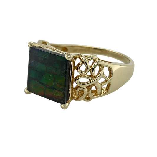 Add striking colour and distinctive style to your jewellery collection with this pre-owned 9ct yellow gold ammolite square signet ring, featuring a bold iridescent gemstone with timeless statement appeal—perfect for collectors, everyday wear, or standout occasion styling.
Design: The ring showcases a square ammolite stone measuring approximately 10mm by 10mm, displaying vibrant natural colour and eye-catching iridescence within a classic signet ring design.
