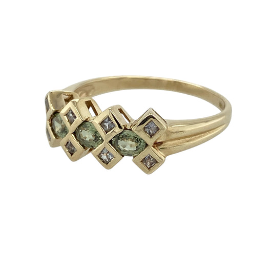 Add fresh colour and elegant sparkle to your jewellery collection with this pre-owned 9ct yellow gold peridot and cubic zirconia band cluster ring, featuring vibrant green gemstones in a timeless clustered design—perfect for special occasions, everyday elegance, or thoughtful gifting.
Design: The ring showcases a beautiful cluster arrangement of oval-cut peridot stones, each measuring approximately 4mm by 3mm, complemented by sparkling cubic zirconia accents for added brilliance and eye-catching detail.