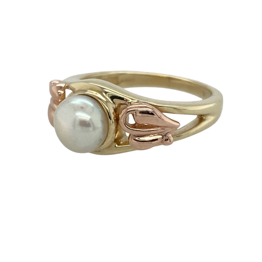 Add symbolic elegance to your jewellery collection with this pre-owned 9ct yellow and rose gold pearl Tree of Life ring, featuring beautiful two-tone detailing with timeless sentimental appeal—perfect for special occasions, meaningful gifting, or everyday sophistication.
Design: The ring showcases a lustrous pearl measuring approximately 7mm in diameter, complemented by intricate Tree of Life detailing on the shoulders with contrasting yellow and rose gold tones for a striking and elegant appearance.