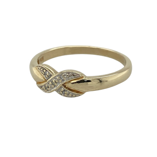 Add modern elegance and subtle sparkle to your jewellery collection with this pre-owned 9ct yellow and white gold diamond set kiss band ring, featuring a stylish crossover-inspired design with timeless everyday appeal—perfect for stacking, gifting, or sophisticated daily wear.
Design: The ring features a contemporary kiss band design with flowing yellow and white gold detailing accented by sparkling diamonds, creating an elegant and eye-catching look.