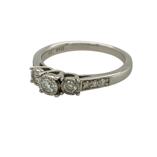 Add timeless sparkle and elegant sophistication to your jewellery collection with this pre-owned 9ct white gold diamond illusion set trilogy ring, featuring a classic three-stone design with brilliant light-catching detail—perfect for special occasions, anniversaries, or luxurious everyday wear.
Design: The ring features three illusion set diamond clusters arranged in a timeless trilogy style, creating the appearance of larger diamonds with enhanced sparkle and elegance.