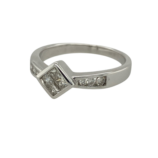 Add timeless sparkle and elegant sophistication to your jewellery collection with this pre-owned 18ct white gold diamond illusion set solitaire ring, featuring a striking multi-diamond design with luxurious everyday appeal—perfect for engagements, anniversaries, or special occasions.
Design: The ring showcases an illusion set centre formed from four princess cut diamonds arranged to create the appearance of a larger solitaire stone, enhanced by additional diamonds set along the shoulders
