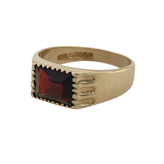 Add bold vintage-inspired style to your jewellery collection with this pre-owned 9ct yellow gold red stone signet ring, featuring a striking rectangular gemstone with timeless statement appeal—perfect for everyday wear, gifting, or classic jewellery styling.
Design: The ring showcases a polished rectangular red stone measuring approximately 8mm by 6mm, creating a bold and eye-catching focal point within a traditional signet ring design.