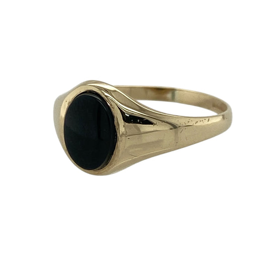 Add timeless statement style to your jewellery collection with this pre-owned 9ct yellow gold onyx oval signet ring, featuring a classic black gemstone with elegant everyday appeal—perfect for formal wear, gifting, or vintage-inspired styling.
Design: The ring showcases a polished oval onyx stone measuring approximately 8mm by 6mm, creating a refined and eye-catching focal point within a traditional signet ring design.