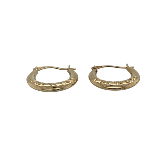 Add delicate elegance to your jewellery collection with these pre-owned 9ct yellow gold Princess small hoop creole earrings, featuring a classic lightweight design with timeless everyday appeal—perfect for casual wear, second piercings, or effortless styling.
Design: The earrings feature a stylish small hoop creole design in the popular Princess style, offering a neat and elegant look that is ideal for everyday wear.