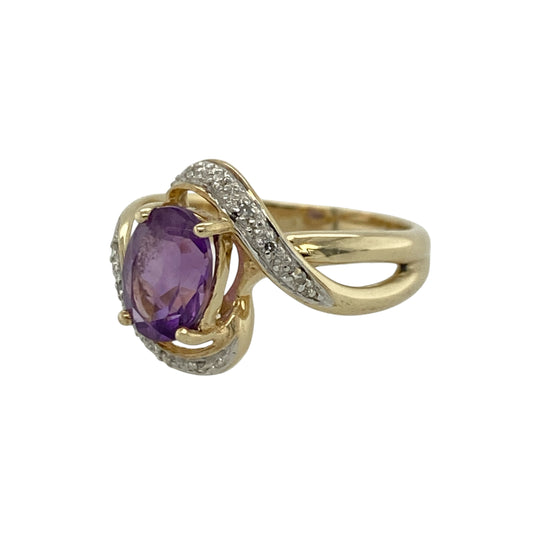 Add rich colour and elegant sparkle to your jewellery collection with this pre-owned 9ct yellow gold diamond and amethyst twist ring, featuring a graceful flowing design with timeless gemstone appeal—perfect for special occasions, gifting, or sophisticated everyday wear.
Design: The ring showcases a beautiful oval-cut amethyst measuring approximately 8mm by 6mm, complemented by sparkling diamond accents within an elegant twist design that creates a refined and eye-catching look.