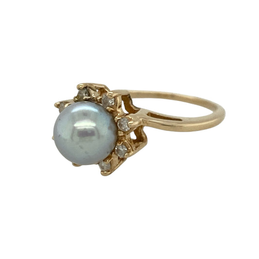 Add timeless elegance and vintage-inspired charm to your jewellery collection with this pre-owned 14ct yellow gold diamond and pearl cluster ring, featuring a lustrous pearl centre surrounded by sparkling diamonds—perfect for special occasions, gifting, or sophisticated everyday wear.
Design: The ring showcases a beautiful light grey pearl measuring approximately 7mm in diameter, framed by a halo of sparkling diamonds in a classic cluster design that creates an elegant and eye-catching appearance.