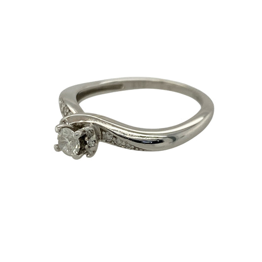 Add timeless sparkle and elegant sophistication to your jewellery collection with this pre-owned 9ct white gold diamond set solitaire ring, featuring a classic centre stone design with dazzling diamond-set shoulders—perfect for engagements, anniversaries, or luxurious everyday wear.
Design: The ring showcases a sparkling brilliant cut centre diamond complemented by diamond-set shoulders, creating a refined and eye-catching look with beautiful light-catching brilliance.