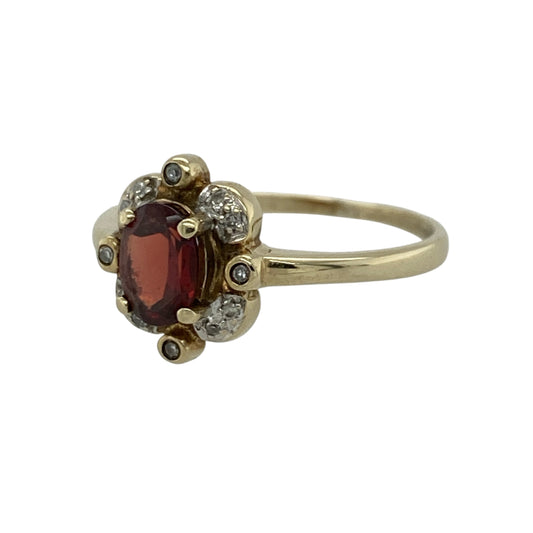 Add rich colour and timeless elegance to your jewellery collection with this pre-owned 9ct yellow gold diamond and garnet ring, featuring a classic gemstone design with refined sparkle and everyday appeal—perfect for special occasions, gifting, or sophisticated daily wear.
Design: The ring showcases a beautiful oval garnet centre stone measuring approximately 7mm by 5mm, complemented by sparkling diamond accents that enhance its rich colour and create an elegant, eye-catching finish.
