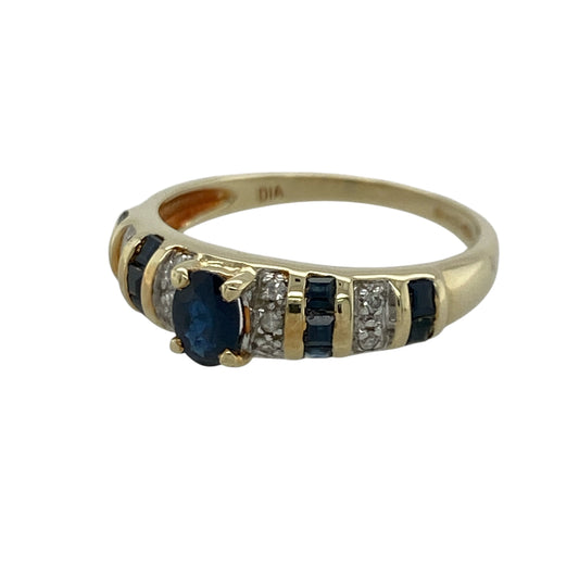Add timeless elegance and rich colour to your jewellery collection with this pre-owned 14ct yellow gold diamond and sapphire band ring, featuring a classic gemstone design with refined sparkle and everyday sophistication—perfect for special occasions, gifting, or elegant daily wear.
Design: The ring showcases a beautiful oval sapphire centre stone measuring approximately 5mm by 4mm, complemented by additional sapphires and sparkling diamonds set along the band.