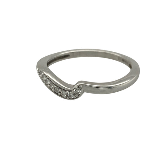 Add delicate sparkle and contemporary elegance to your jewellery collection with this pre-owned 9ct white gold diamond wave band ring, featuring a graceful flowing design with timeless everyday appeal—perfect for stacking, gifting, or sophisticated daily wear.
Design: The ring features an elegant wave-shaped band measuring approximately 2mm wide, accented with sparkling diamonds that add subtle brilliance to the flowing design.