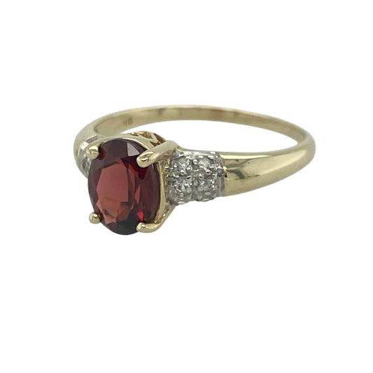 Add rich colour and elegant sparkle to your jewellery collection with this pre-owned 9ct yellow gold garnet-coloured stone and cubic zirconia ring, featuring a classic gemstone design with timeless everyday appeal—perfect for special occasions, gifting, or refined daily wear.
Design: The ring showcases a beautiful oval garnet-coloured stone measuring approximately 8mm by 6mm, creating a striking focal point with deep, rich colour.