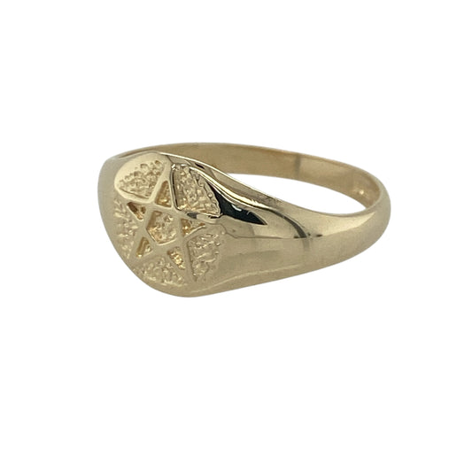 Add distinctive symbolism and timeless style to your jewellery collection with this pre-owned 9ct yellow gold pentagram star round signet ring, featuring a bold engraved design with unique statement appeal—perfect for everyday wear, gifting, or collectors of symbolic jewellery.
Design: The ring showcases a round signet-style front measuring approximately 9mm high, engraved with a striking pentagram star motif.