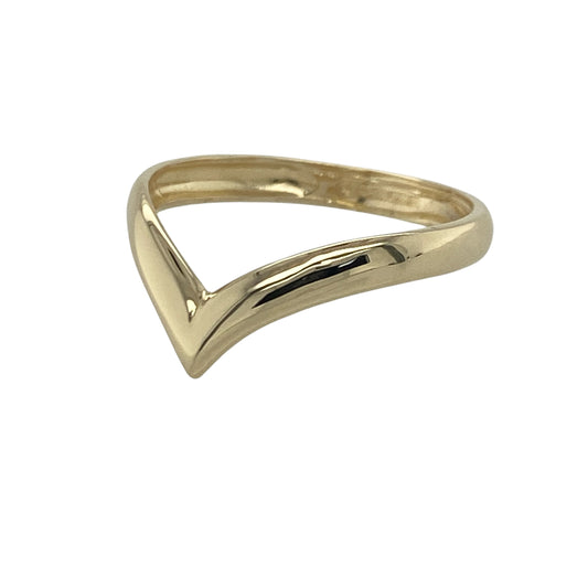 Add timeless simplicity and elegant styling to your jewellery collection with this pre-owned 9ct yellow gold plain wishbone ring, featuring a classic shaped design with versatile everyday appeal—perfect for stacking, gifting, or effortless daily wear.
Design: The ring features a traditional wishbone shape with a smooth polished finish, creating a graceful and understated look. Measuring approximately 3mm wide, the band offers a refined profile that is both comfortable and easy to wear.