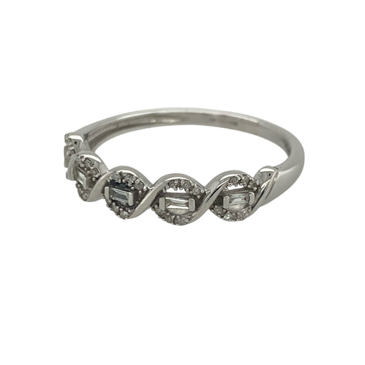 Add timeless sparkle and contemporary elegance to your jewellery collection with this pre-owned 9ct white gold diamond twist band ring, featuring a graceful flowing design with sophisticated everyday appeal—perfect for special occasions, gifting, or refined daily wear.
Design: The ring features an attractive twist band design measuring approximately 5mm wide at the front, creating a flowing and elegant appearance.