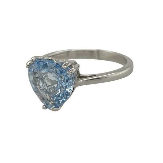 Add a touch of romance and vibrant colour to your jewellery collection with this pre-owned 14ct white gold blue stone heart ring, featuring a striking heart-shaped design with elegant everyday appeal—perfect for gifting, special occasions, or meaningful wear.
Design: The ring showcases a beautiful heart-shaped blue stone measuring approximately 10mm by 10mm, creating a bold and eye-catching focal point.