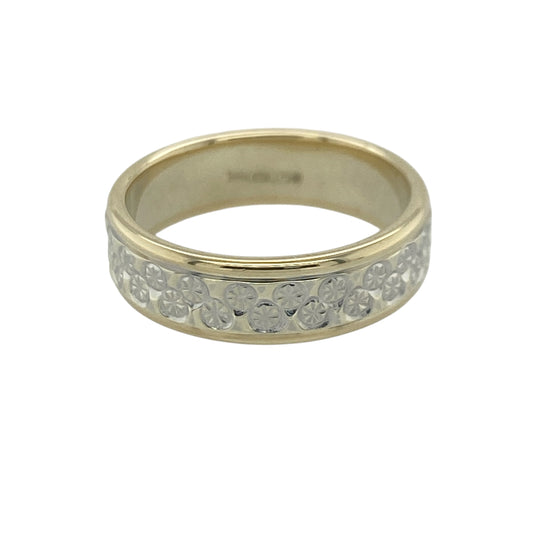 Add timeless style and elegant two-tone detailing to your jewellery collection with this pre-owned 9ct yellow and white gold patterned band ring, featuring a distinctive design with versatile everyday appeal—perfect for daily wear, gifting, or as a stylish wedding band alternative.
Design: The ring features a striking two-tone band measuring approximately 5mm wide, with polished yellow gold along the top and bottom edges and a patterned white gold centre section.