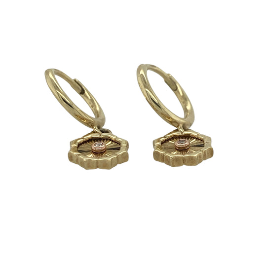 Add a touch of Welsh heritage and luxurious sparkle to your jewellery collection with these pre-owned 9ct yellow and rose gold diamond set Clogau Bore Da drop earrings, featuring an elegant design with timeless sophistication—perfect for gifting, special occasions, or refined everyday wear.
Design: The earrings feature the graceful Bore Da design in a stylish drop style, enhanced with sparkling diamond accents that add beautiful brilliance and elegance.