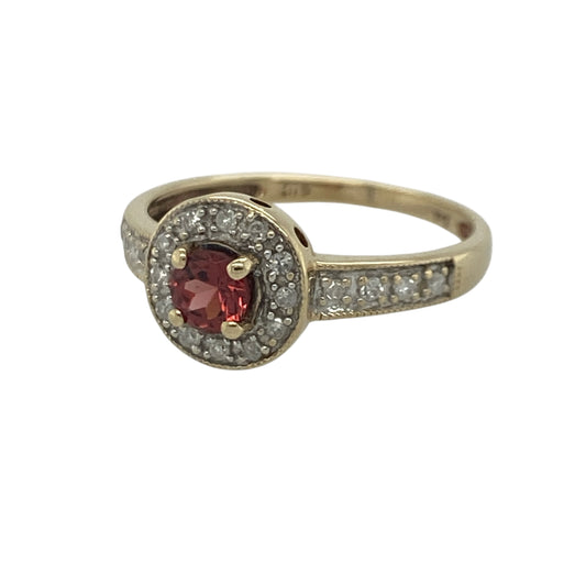 Add rich colour and timeless sparkle to your jewellery collection with this pre-owned 9ct yellow gold diamond and garnet halo ring, featuring a classic gemstone design with elegant everyday appeal—perfect for special occasions, gifting, or refined daily wear.
Design: The ring showcases a beautiful round garnet-coloured centre stone measuring approximately 4mm in diameter, surrounded by a halo of sparkling diamonds that enhance its colour and brilliance.