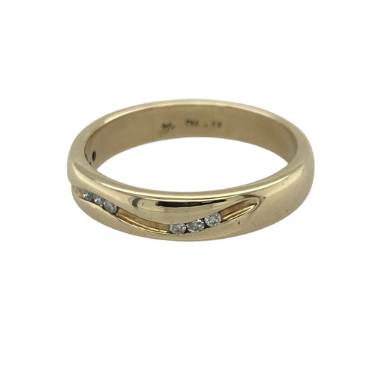 Add timeless sparkle and contemporary elegance to your jewellery collection with this pre-owned 9ct yellow gold diamond wave band ring, featuring a flowing design with sophisticated everyday appeal—perfect for special occasions, gifting, or refined daily wear.
Design: The ring features an elegant wave-inspired band measuring approximately 4mm wide, creating a graceful flowing appearance across the finger.