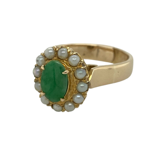 Add timeless elegance and vintage-inspired charm to your jewellery collection with this pre-owned 14ct yellow gold jade and pearl cluster ring, featuring a beautiful gemstone and pearl design with sophisticated everyday appeal—perfect for special occasions, gifting, or refined daily wear.
Design: The ring showcases a striking oval jade-coloured stone measuring approximately 8mm by 6mm, creating an elegant focal point with its rich and distinctive colour.