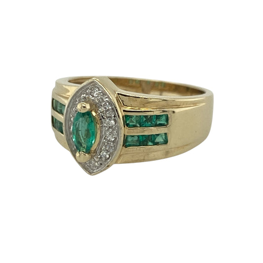 Add vibrant colour and elegant sparkle to your jewellery collection with this pre-owned 14ct yellow gold emerald-coloured stone and cubic zirconia cluster ring, featuring a striking statement design with timeless sophistication—perfect for special occasions, gifting, or refined everyday wear.
Design: The ring showcases a beautiful marquise-cut emerald-coloured centre stone measuring approximately 5mm by 2mm, surrounded by a sparkling cluster of cubic zirconia