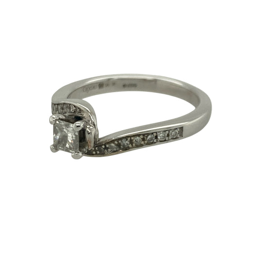 Add timeless elegance and Welsh-inspired luxury to your jewellery collection with this pre-owned 9ct white gold diamond Clogau solitaire ring, featuring a stunning princess cut diamond and beautifully detailed shoulders—perfect for engagements, special occasions, or sophisticated everyday wear.
Design: The ring showcases a striking princess cut centre diamond weighing approximately 0.39ct, creating a dazzling focal point with exceptional brilliance and contemporary appeal.