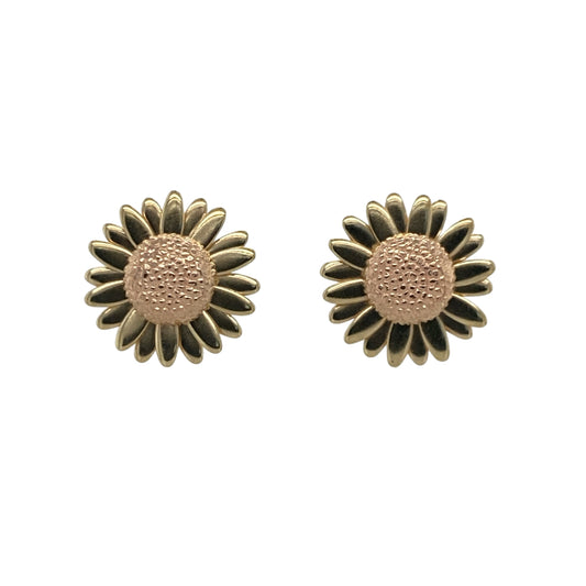 Add a touch of Welsh-inspired elegance and natural beauty to your jewellery collection with these pre-owned 9ct yellow and rose gold Clogau sunflower stud earrings, featuring a charming floral design with timeless everyday appeal—perfect for gifting, special occasions, or refined daily wear.
Design: The earrings showcase a beautifully crafted sunflower design, capturing the cheerful beauty and intricate detail of this much-loved flower.