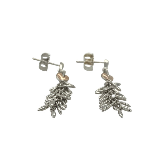 Add a touch of Welsh heritage and symbolic elegance to your jewellery collection with these pre-owned sterling silver and 9ct rose gold Clogau Tree of Life dangle drop earrings, featuring a beautifully detailed design with timeless appeal—perfect for gifting, special occasions, or refined everyday wear.
Design: The earrings showcase the iconic Tree of Life motif in an elegant dangle drop design, creating graceful movement and an eye-catching appearance when worn.