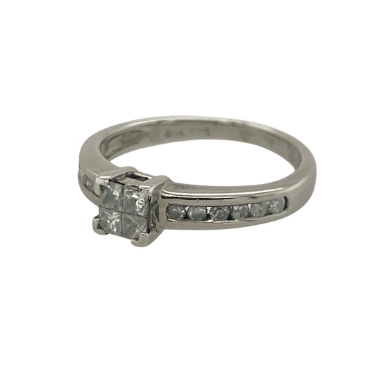 Add timeless sparkle and elegant sophistication to your jewellery collection with this pre-owned 9ct white gold diamond illusion set solitaire ring, featuring a beautifully detailed design with exceptional brilliance and enduring appeal—perfect for engagements, special occasions, or refined everyday wear.
Design: The ring showcases a princess cut illusion-set diamond centre, creating the appearance of a larger solitaire while maximising sparkle and visual impact.