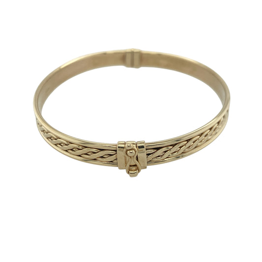 Add a touch of heritage-inspired elegance to your jewellery collection with this pre-owned 9ct yellow gold Celtic knot hinged bangle, featuring a beautifully symbolic design with timeless everyday appeal—perfect for gifting, celebrating Celtic heritage, or refined daily wear.
Design: The bangle features an attractive Celtic knot design incorporated into a classic hinged profile, creating a striking combination of traditional symbolism and elegant styling.