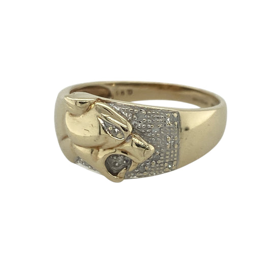 Make a bold statement with this pre-owned 9ct yellow gold diamond Jaguar band ring, featuring a striking animal-inspired design with distinctive character and luxurious everyday appeal—perfect for collectors, special occasions, or anyone who appreciates unique jewellery.
Design: The ring showcases an impressive jaguar-inspired design across the front of the band, measuring approximately 10mm high.