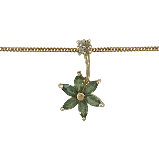 Add a touch of vibrant colour and elegant sparkle to your jewellery collection with this pre-owned 9ct yellow gold diamond and green stone pendant necklace, featuring a sophisticated design with timeless everyday appeal—perfect for special occasions, gifting, or refined daily wear.
Design: The necklace features a beautifully crafted pendant measuring approximately 2.2cm in length, showcasing a striking green gemstone accented with sparkling diamond details.