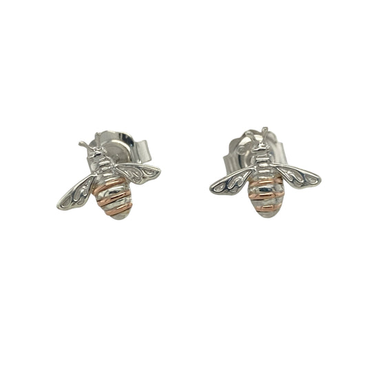 Add a touch of Welsh-inspired charm and nature-inspired elegance to your jewellery collection with these pre-owned sterling silver and 9ct rose gold Clogau bee stud earrings, featuring a beautifully detailed design with timeless everyday appeal—perfect for gifting, special occasions, or refined daily wear.
Design: The earrings showcase charming bee motifs, beautifully crafted with intricate detailing that captures the character and beauty of these beloved pollinators.